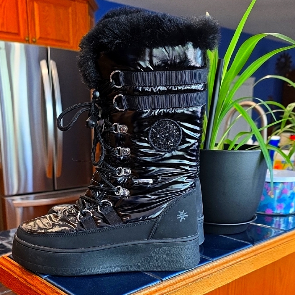 Kuiper women's boots in black, brand new, fits up to -22 in size 6